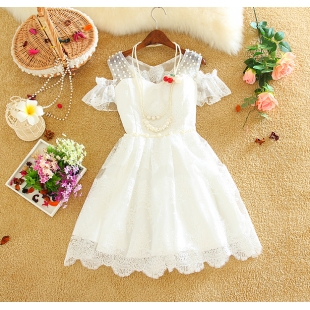 Váy công chúa trắng khoét vai