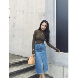 Chân váy jeans xẻ trước tua rua