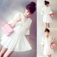 Đầm ren trắng tay lỡ
