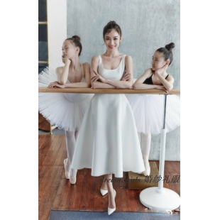Đầm xòe trắng cổ điển