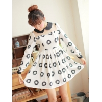 Đầm xòe hoa cúc cổ sen