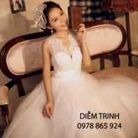 Áo cưới ren đuôi phồng