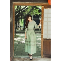Đầm maxi xanh phổi ren cổ điển