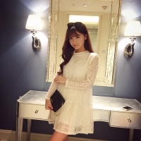 Đầm ren xòe dài tay