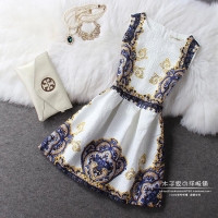 Đầm gấm họa tiết vương miện