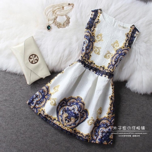 Đầm gấm họa tiết vương miện