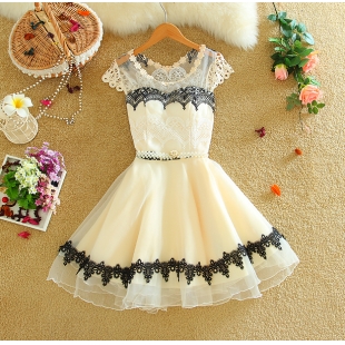 Đầm ren xòe viền đen