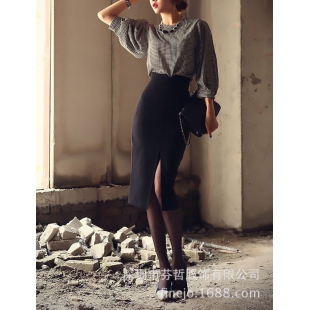 Chân váy bút chì lưng cao xẻ trước