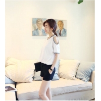 Áo thun trắng khoét vai viền màu